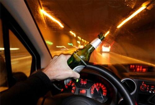 男子酒驾撞车吃瓜视频,男子撞车瞬间被路人拍下，网友热议交通安全