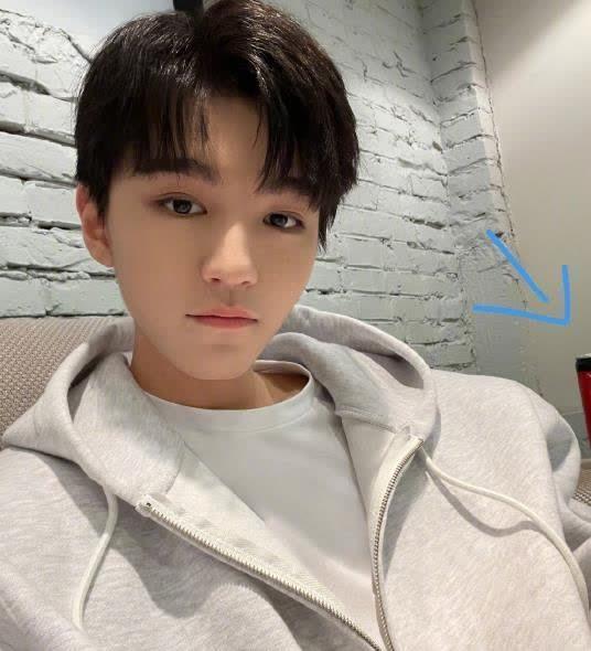 王俊凯断桥吃瓜视频下载,瓜田李下，青春偶像的日常瞬间