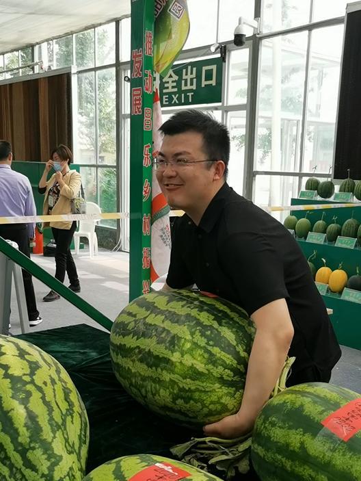 青海人浪山吃瓜的视频,共享夏日清凉时光